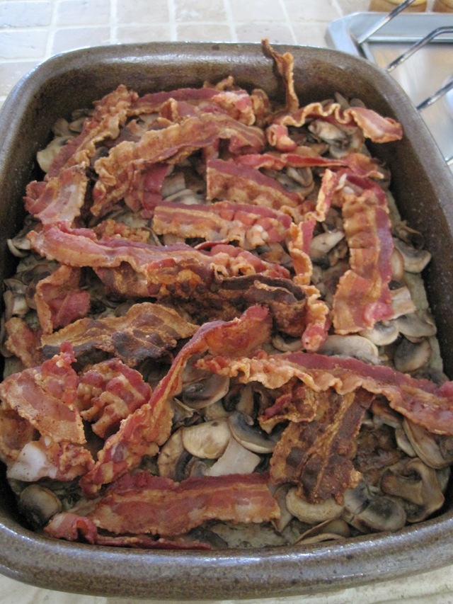 Hjemmelavet leverpostej med smørristede champignoner og ristet bacon