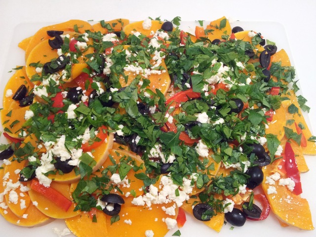 Salat af ovnbagt butternut squash og peberfrugt med oliven og feta