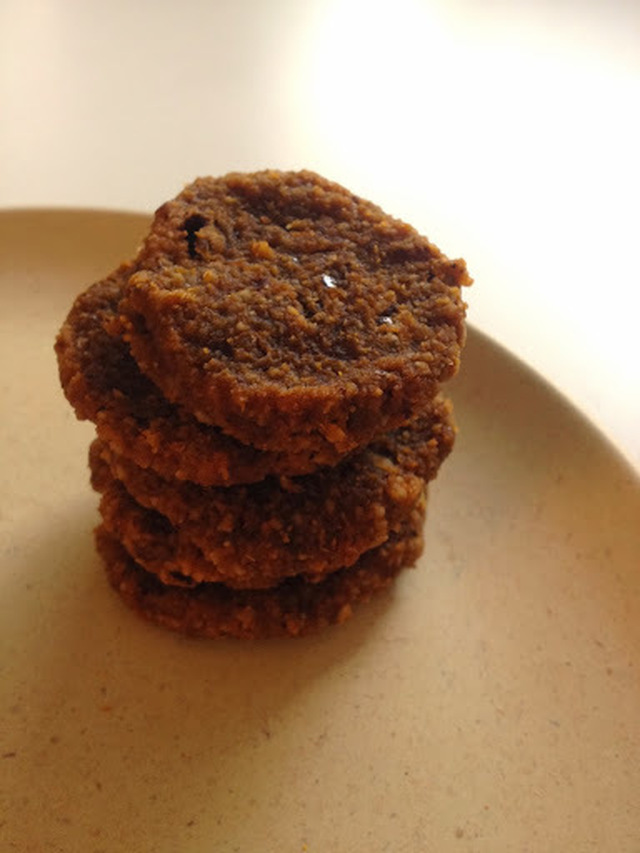 Græskarcookies med chokolade. Gluten- og laktosefri, sødet med dadler.