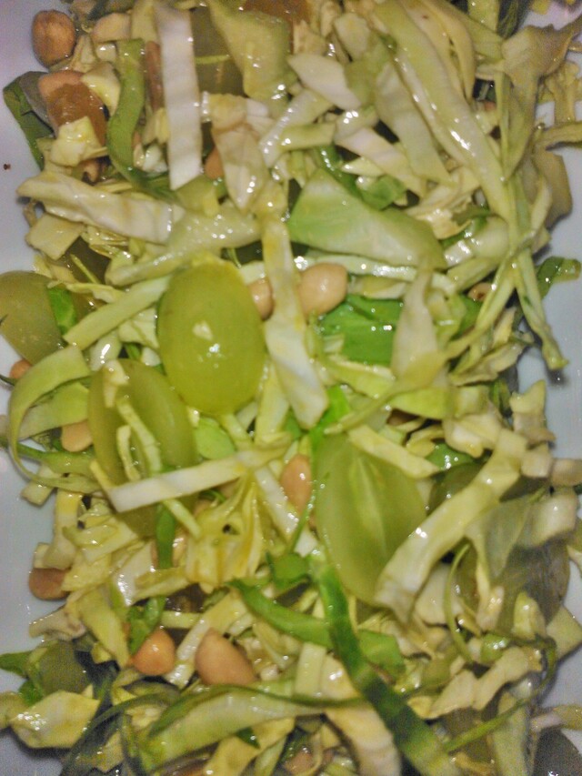 Marineret spidskåls salat med peanuts og vindruer .