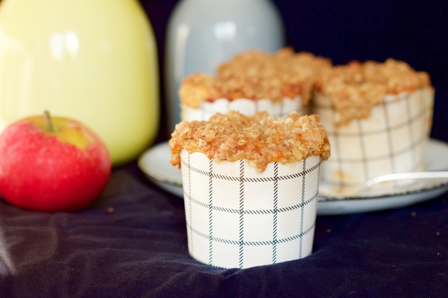 Muffins med æble og ingefær toppet med crumble