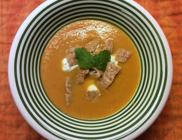 Varm og krydret suppe med gulerødder og linser