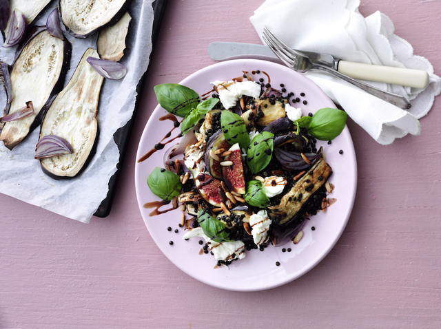 Linsesalat med aubergine og feta