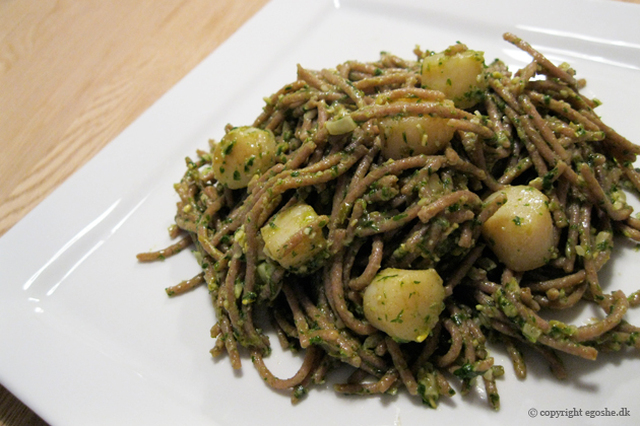 Rugspaghetti med kammuslinger og persille pesto