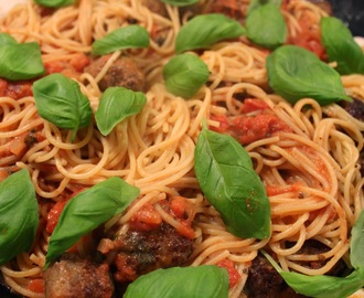 Spaghetti med kødboller i tomatsauce