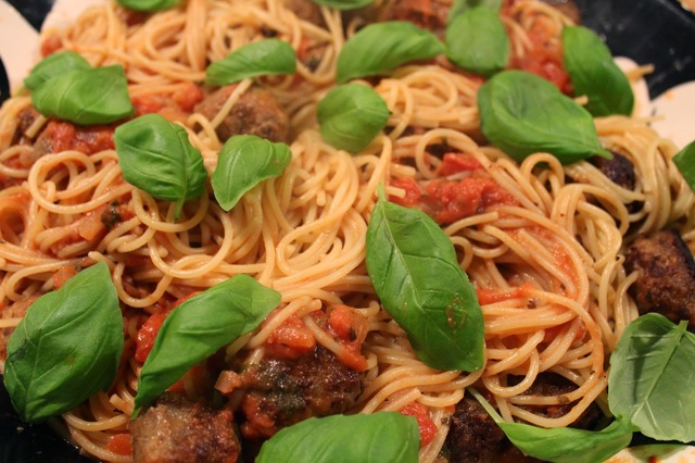 Spaghetti med kødboller i tomatsauce