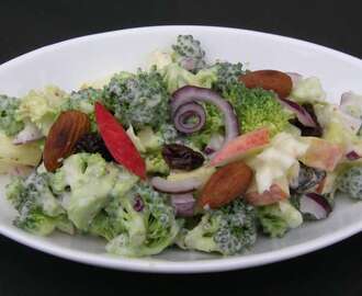 Broccolisalat med æbler, mandler og rosiner i en dejlig skyrdressing