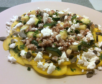 Rustik vintersalat med gule beder, ristet squash og feta