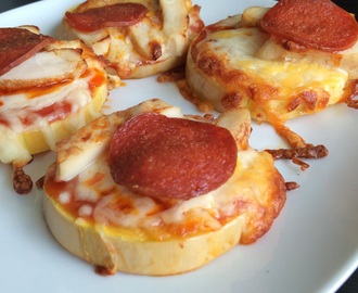 Minipizza’er på græskar skiver
