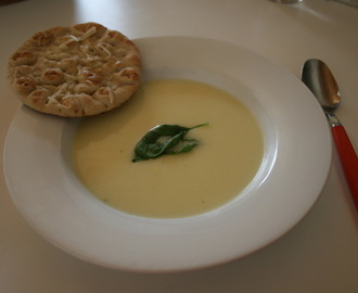 Løgsuppe m. parmasanbrød