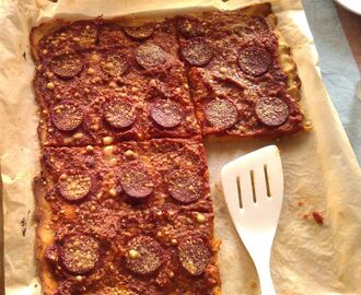 Glutenfri pizza med tomatsauce og oksepølse