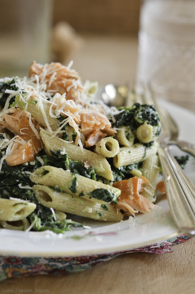 Pasta med spinat, ricotta og varmrøget laks