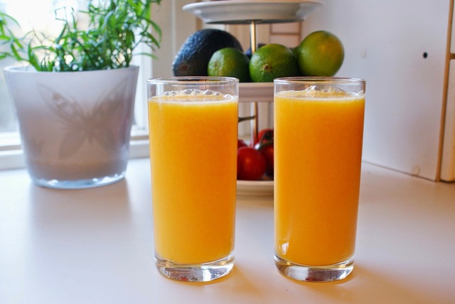 Friskpresset juice på passionsfrugt, appelsin, æble og lime