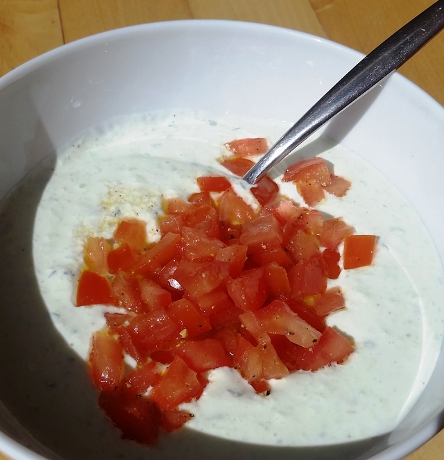 Agurkesuppe med Yoghurt og Tomat