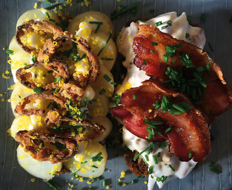 Kartoffelmad med mayonnaise, ristede løg og tørret æggeblomme. Og en hønsesalat for hyggens skyld.