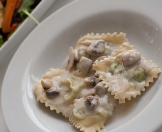 Ravioli med ricotta og spinat med champignon/fløde sauce