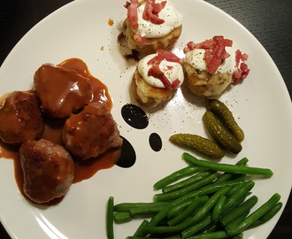 Frikadeller med sovs, mini ovnbagte kartofler og bønner