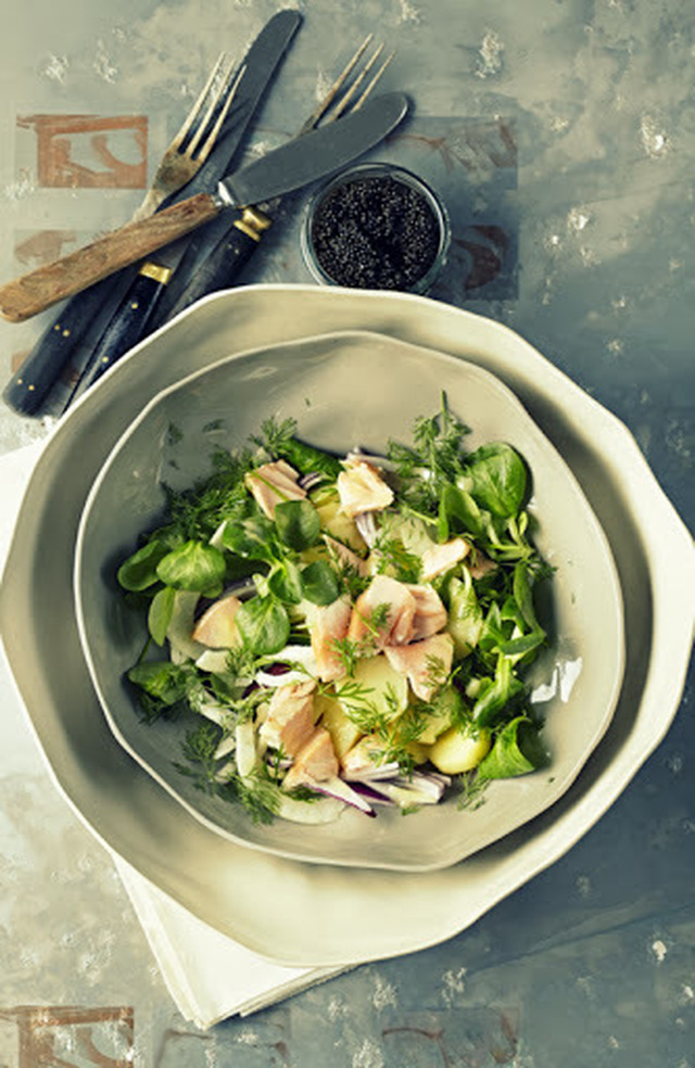 Salat med laks og lune kartofler