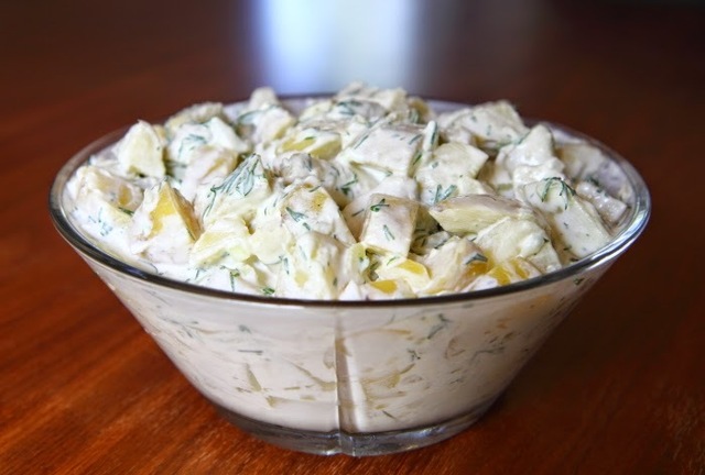Mors hjemmelavede kartoffelsalat med dild