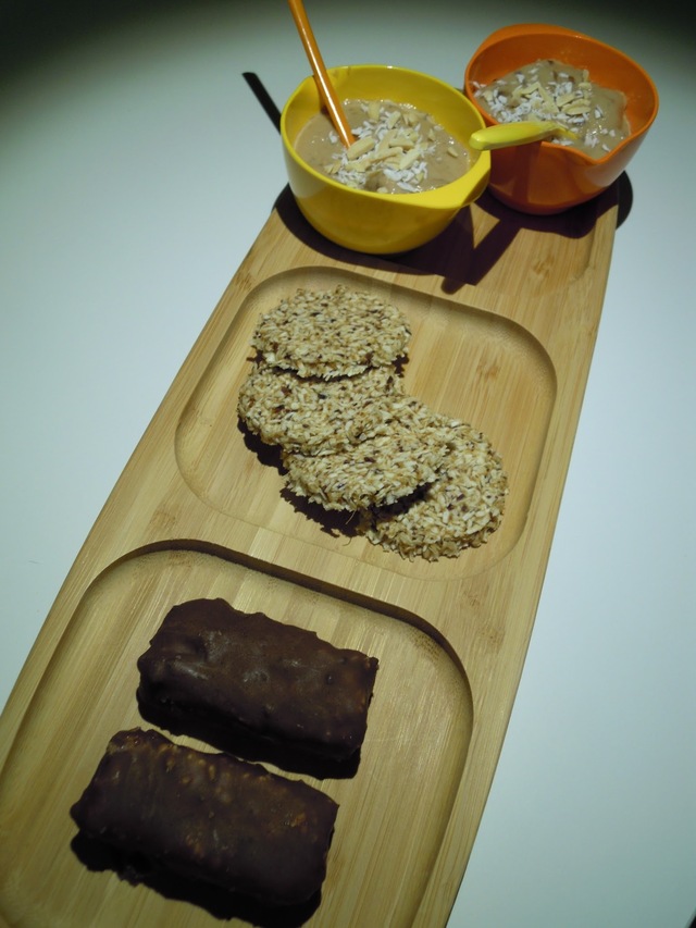 Raw dessert tapas; chokoladebars, ingefær/kokos cookies og banan/pb mousse.