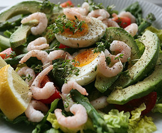 Lækker salat med æg, rejer og grønne asparges