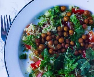 Den lækreste salat med quinoa og kikærter + vinaigrette