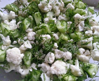 Blomkålssalat med agurk og dild
