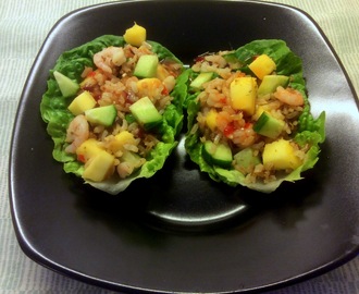 Salatbåde med ris, rejer, agurk og mango