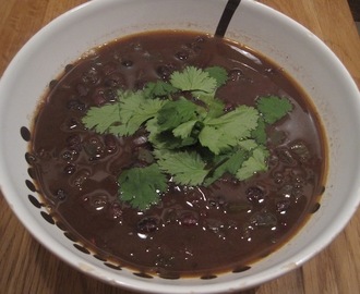 Stærk suppe med sorte bønner