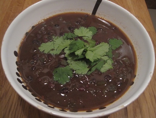 Stærk suppe med sorte bønner