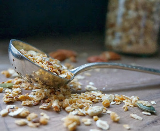 RISTET MUSLI MED PEKANNØDDER & AHORNSIRUP