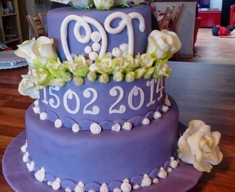 Bryllupskage/Wedding cake med hvide roser lavet i gumpaste og platinum paste, til Monika og Tommy.