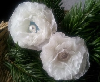 Hvide juleroser af bagepapir / White Christmas Roses Made of Baking Paper