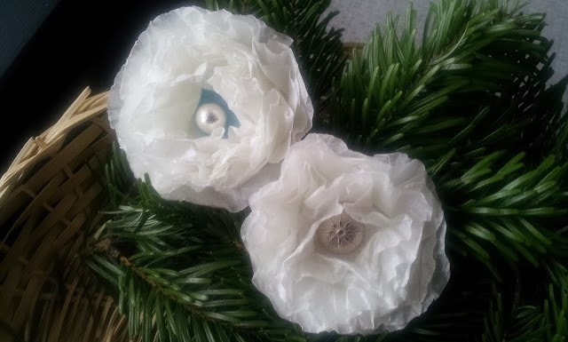 Hvide juleroser af bagepapir / White Christmas Roses Made of Baking Paper