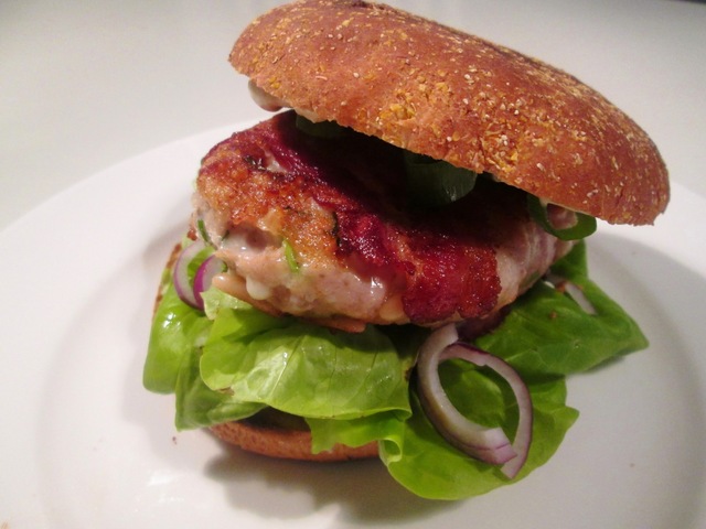 Kyllingeburger med Bacon, Purløg og Pinjekerner - og nyt ugetema: Burger