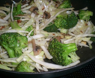 Varm broccoli-/kål salat m. svampe og mandler