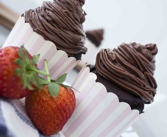 Chokolade cupcakes med jordbærcenter