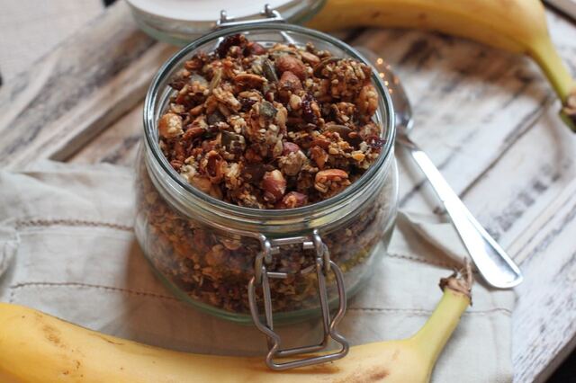 Usøtet granola med tørkede bær, frø og nøtter