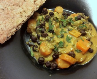 Curry med kikærter, aubergine, gulerødder og blomkål