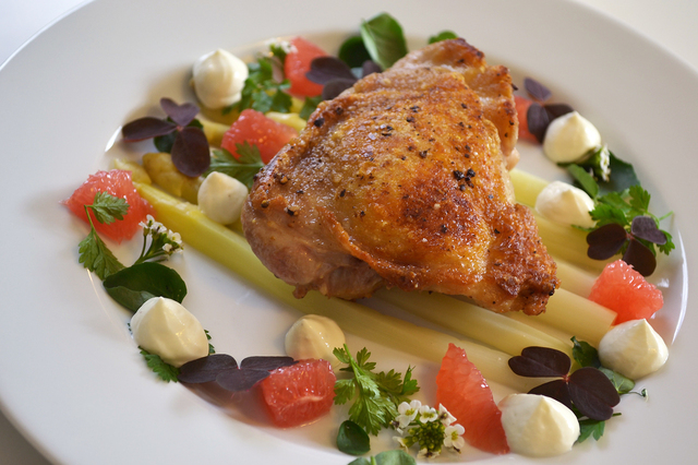 Kylling med sprødt skind, hvide asparges, rød grape, friske krydderurter og creme på rygeost