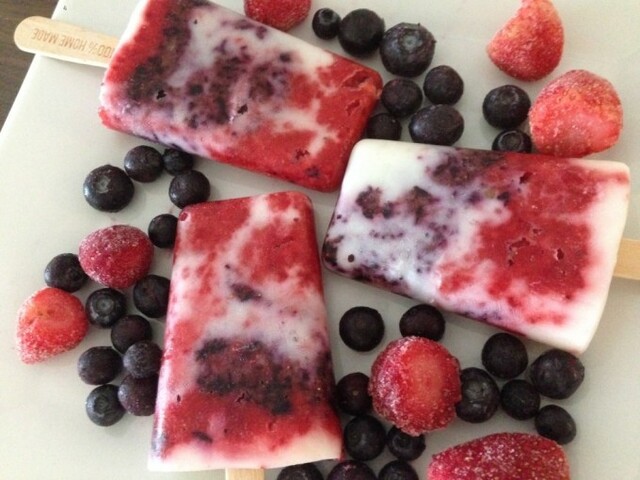 Hjemmelavet ispinde med jordbær, blåbær og yoghurt.