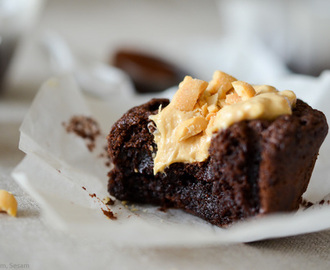 Små, seje brownies med peanutbutter-frosting