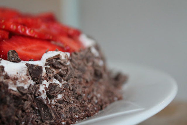 Lækker lagkage med chokolade og jordbær