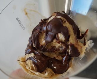 Sund cremet Peanut Butter / karamel iskugle med chokoladegitter