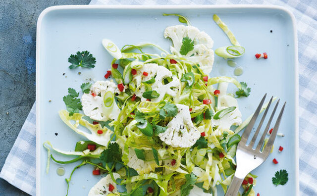 Salat af blomkål og spidskål med sesamdressing