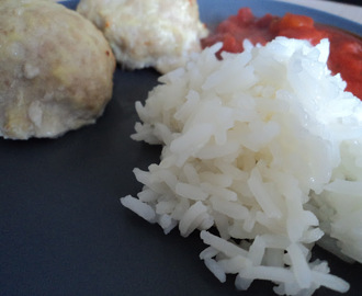 Kylling frikadeller med tomatsauce og ris