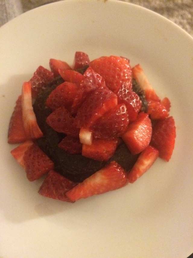 Lækre og sunde dadelbunde med jordbær og kanel