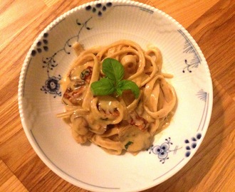 Hurtig pastaret med soltørrede tomater og champignon