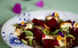 mættende salat med linser og rødbeder