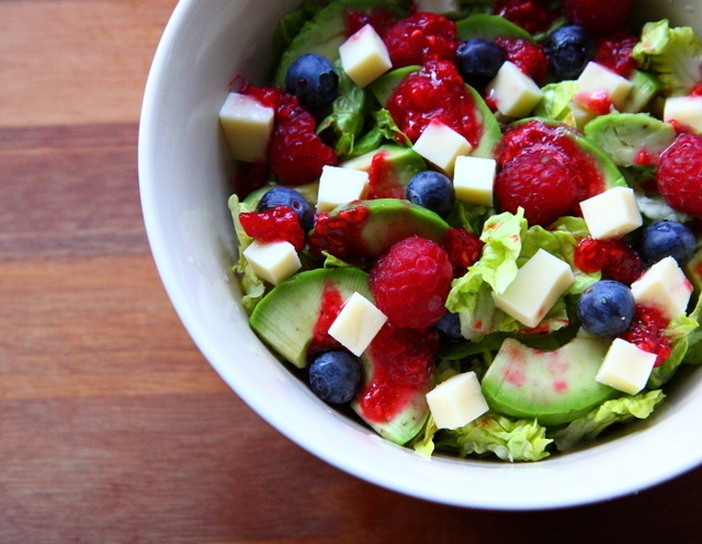 Salat med hindbær, ost og avocado